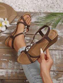 hanxiangyuzu 女士珍珠装饰坡跟凉鞋，适合女性，2025 年夏季，舒适防滑，沙滩鞋，女式，轻便，松紧带，波西米亚罗马凉鞋 - 咖啡棕 - 查看 1
