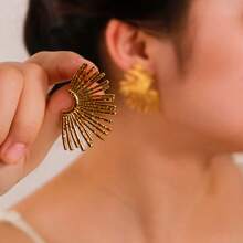 JOJELOO 1 Pair Retro Palace Style Half Sunflower Stainless Steel Earrings, Suitable For Women To Wear To Parties, Dances, And Everyday