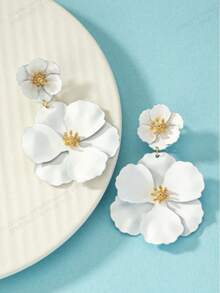 2 件白色花朵耳钉，适合日常佩戴