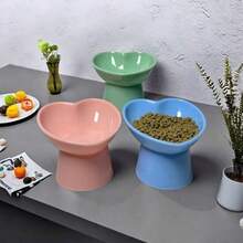 1 个带支架的塑料猫碗，心形倾斜设计，保护猫咪的脖子，是理想的猫咪喂食解决方案