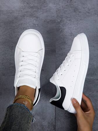 Svarta och vita dekorativa sneakers med snörning för kvinnor, sportskor i avslappnad stil