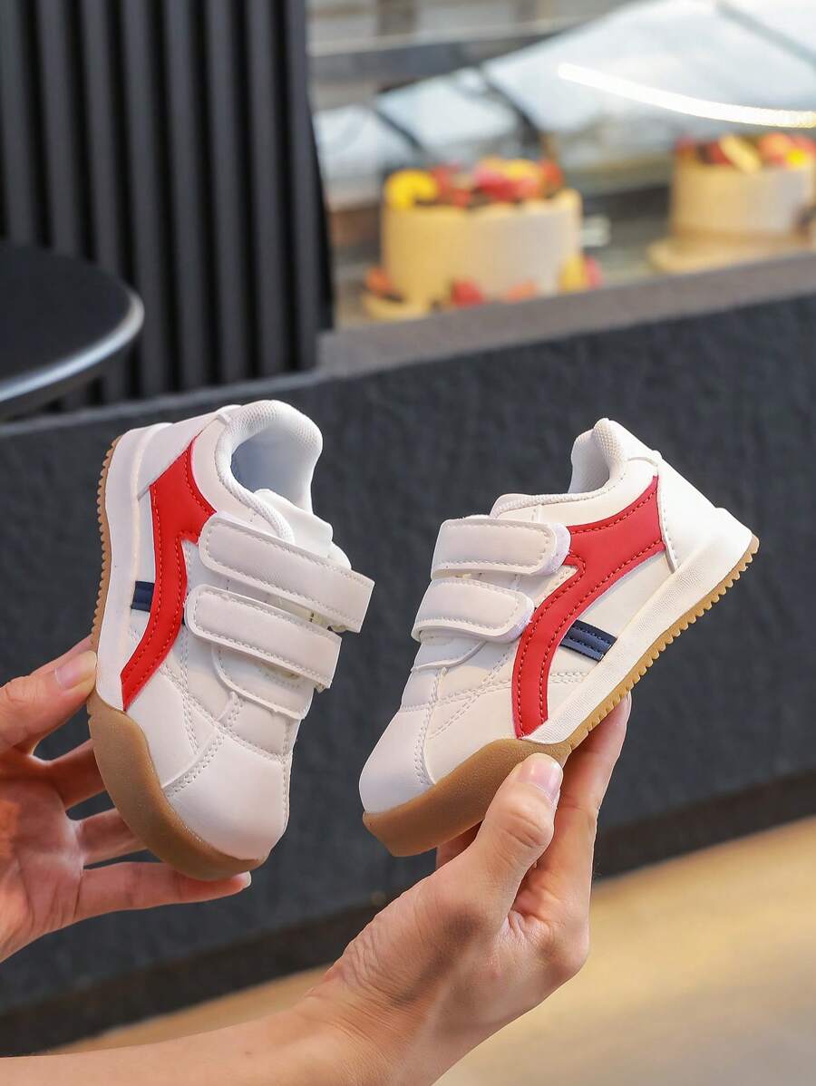 زوج واحد من الأربطة والإغلاقات الرياضية البسيطة للأطفال، مناسب للارتداء الداخلي والخارجي