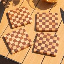 1 set de posavasos de madera de alta calidad con diseño a cuadros, que protegen la superficie de la mesa y mejoran el estilo y la apariencia. Los posavasos a cuadros son antideslizantes y resistentes al desgaste.