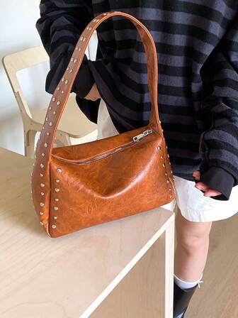 2025新款铆钉装饰单肩包女士时尚百搭枕头手提包大容量休闲舒适宽肩带单肩托特包纯棕色复古