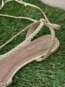 Happy Calzados Sandalias planas trenzadas de verano para mujer, diseño con cordones y punta redonda, adecuadas para viajes, vacaciones, playa y actividades al aire libre. - Dorado - Ver 6