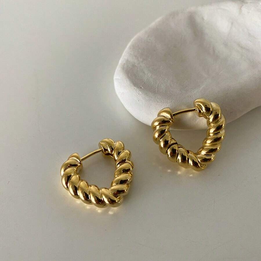 1 Pair Elegant Oval Hollow Water Drop Stud Earrings