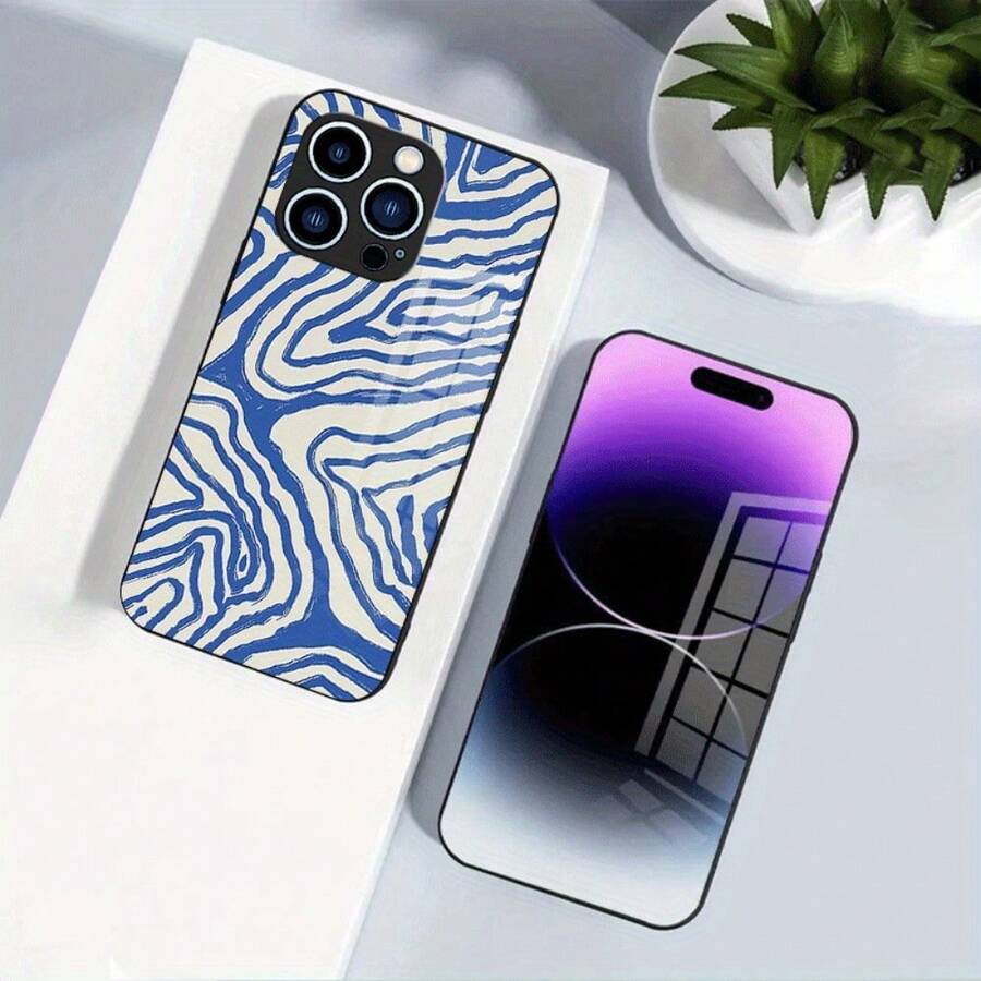 Funda para teléfono (1 unidad) Esta nueva serie de arte otoñal e invernal presenta rayas azules entrelazadas sobre vidrio templado, ofreciendo una protección completa de vidrio suave compatible con los modelos 16, 15, 14, 13, 12 y 11 Pro Plus. Es ultrafina, resistente a caídas e incluye una funda de silicona suave para teléfonos móviles. - Colores mixtos 1 - Ver 1