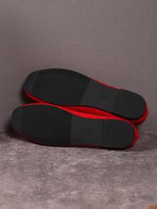 1 双加大码圆头蝴蝶结装饰布艺乐福鞋，百搭红色休闲一脚蹬鞋，适合办公室和户外穿着，春夏季