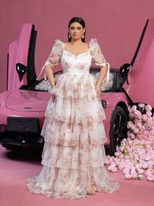 Faeriesty Luxe Plus 华丽精致印花晚礼服，心形领口，泡泡袖，修身胸衣和多层荷叶边裙摆 | 浪漫花园风晚礼服 | 完美适用于花园婚礼、户外早午餐、浪漫晚宴派对 - 白色 - 查看 4