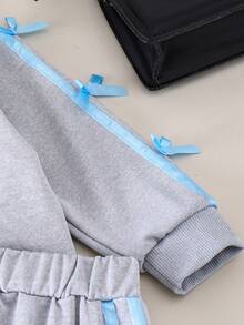 مجموعة 2 قطعة تتكون من جاكيت ياقة طويلة الأكمام مزينة بفيونكة وتنورة قصيرة بطراز رياضي كاجوال، مناسبة للربيع والخريف - رمادي - مشاهدة 4