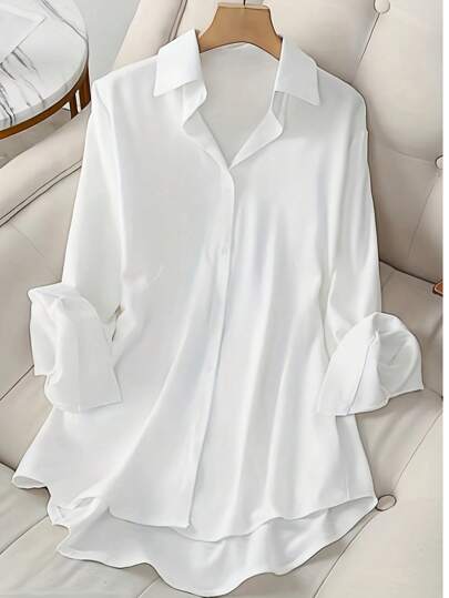 Camicia comoda con colletto, manica regolare, orlo asimmetrico, in tessuto lavorato con leggera elasticità, adatta per uso quotidiano, disponibile in taglie comode