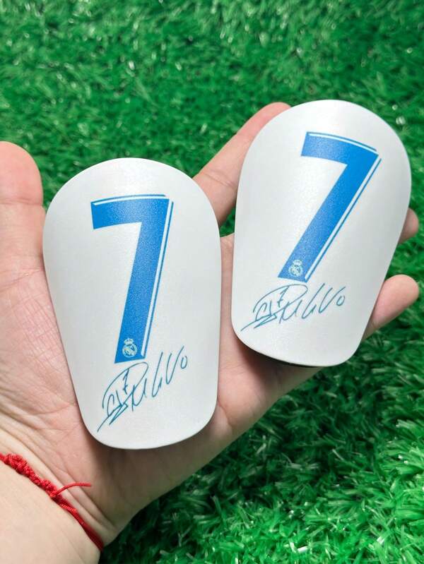1 Paio di parastinchi da calcio traspiranti da 10*6cm, ultra flessibili e resistenti all'usura, con numeri personalizzati