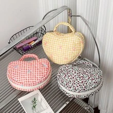 Individuell bestickte gesteppte herzförmige Kosmetiktasche mit Griff, Schleifenblumen-Reise-Make-up-Tasche, tragbare Kulturtasche, Waschbeutel, kleiner Aufbewahrungsorganizer für Mädchen, personalisiertes Geschenk zum Geburtstag oder Feiertag, Weihnachtsgeschenkzubehör - Verschiedenfarbig - Übersicht 9