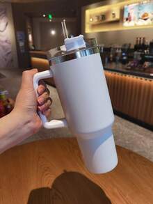 1个40盎司不锈钢真空保温冷饮杯，带吸管，适合补水爱好者、咖啡爱好者、户外运动爱好者和旅行爱好者，也是返校季的理想之选，也是圣诞节水瓶的理想之选。吸管和清洁刷可单独购买（兼容杯）
