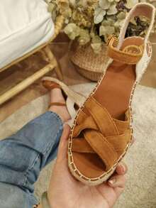 Sandali da donna, design con cinturino incrociato e chiusura con fibbia regolabile, stile classico con colore unito, molto comodi - Cammello - Visualizzare 3