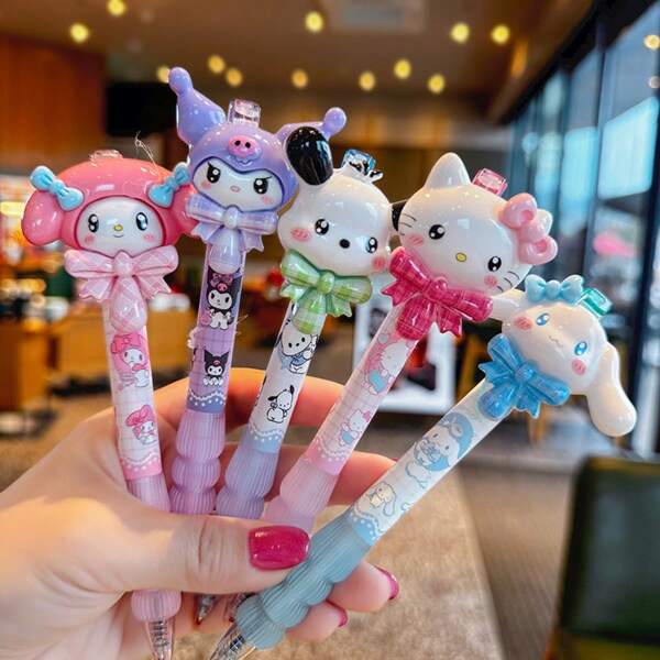 Sanrio 1 件/5 件 Sanrio Sanrio Hello Kitty & Kuromi & Melody & Cinnamoroll & Pochaccos & Pompompurin 笔 - 黑色墨水，时尚圆珠笔，带有彩色动漫图案 - 书写流畅，适合办公室和学校 - 送给粉丝的完美返校礼物