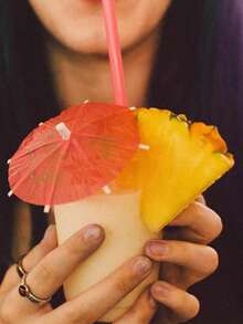 100/200 peças de palitos de coquetel de bambu feitos à mão com desenhos de abacaxi, tucano, folha de palmeira e guarda-chuva - acessórios para bebidas tropicais para festas havaianas, casamentos, aniversários, aperitivos - cores vibrantes, decorações reutilizáveis de alta qualidade, guarnições para eventos, tema havaiano, suprimentos naturais para festas, suprimentos para festas de Halloween e Natal - Multicolorido - Ver 3