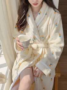 1 Stück süßer, langer Flanell-Bademantel-Pyjama mit Karotten-Muster. Es ist ein ausgewähltes kältebeständiges Hauskleid, das verstärkt, warm, bequem und weich ist, geeignet für Damen als Schlafmantel für den täglichen Gebrauch zu Hause im Herbst und Winter.