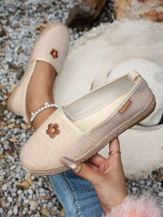 新款女士休闲麻绳编织刺绣雏菊花米色渔夫鞋，舒适平底沙滩度假凉鞋