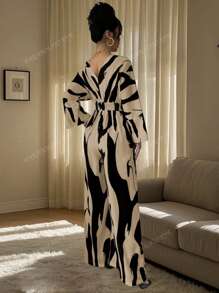 Mono estampado asimétrico elegante y de moda para mujer, versión suelta, temperamento de moda y adelgazamiento, pantalones anchos y drapeados elegantes de alta gama, estilo europeo y americano para modificar la forma del cuerpo.
