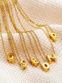 Un collar colgante de cobre novedoso y elegante, con las letras del alfabeto en inglés "A-Z" grabadas y con un diseño de agujero. Es una excelente opción para regalo en ocasiones especiales y también adecuado para que las mujeres lo usen a diario, en ocasiones casuales.