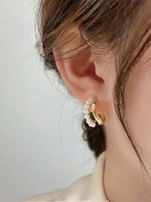 1 Pair Delicate French Pearl Earrings, High-End Luxury Niche Design Earrings For Women, Suitable For Daily Matching And Holiday Wear