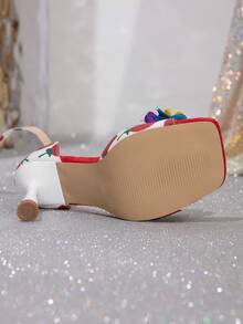 2025年夏季新款法式蝴蝶结花朵系带高跟凉鞋，时尚百搭细高跟正装鞋，露趾、方头，优雅女士户外装