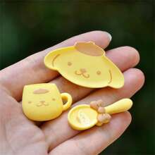 Sanrio 1 set de 3 pièces de la série Sanleo, décorations, tasses en résine DIY, assiettes, cuillères, accessoires pour cheveux, décorations d'étuis de téléphone portable, forme unique, premier choix pour les cadeaux, jeu riche, convient pour Noël, la Saint-Valentin, collection, décoration, etc., le meilleur cadeau pour les femmes.