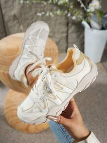 女士学院风透气网眼系带休闲运动鞋，优雅实用的白色网球鞋，适合学生和户外穿着