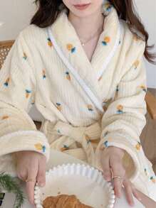 1 Stück süßer, langer Flanell-Bademantel-Pyjama mit Karotten-Muster. Es ist ein ausgewähltes kältebeständiges Hauskleid, das verstärkt, warm, bequem und weich ist, geeignet für Damen als Schlafmantel für den täglichen Gebrauch zu Hause im Herbst und Winter.