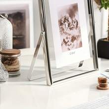 1 Peça Elegante Moldura de Foto de Metal e Vidro Prateada - Exposição Flutuante de 4x6/5x7/8x10 Polegadas, Design Curvo Transparente - Perfeita para Retrato/Arte/Decoração de Mesa - Presente de Feriado, Decoração Doméstica, Necessidade para Parede da Galeria, Exposição Moderna de Escritório, Suporte de Foto de Casamento, Moldura de Foto Simples, Fotos Predefinidas Aleatórias