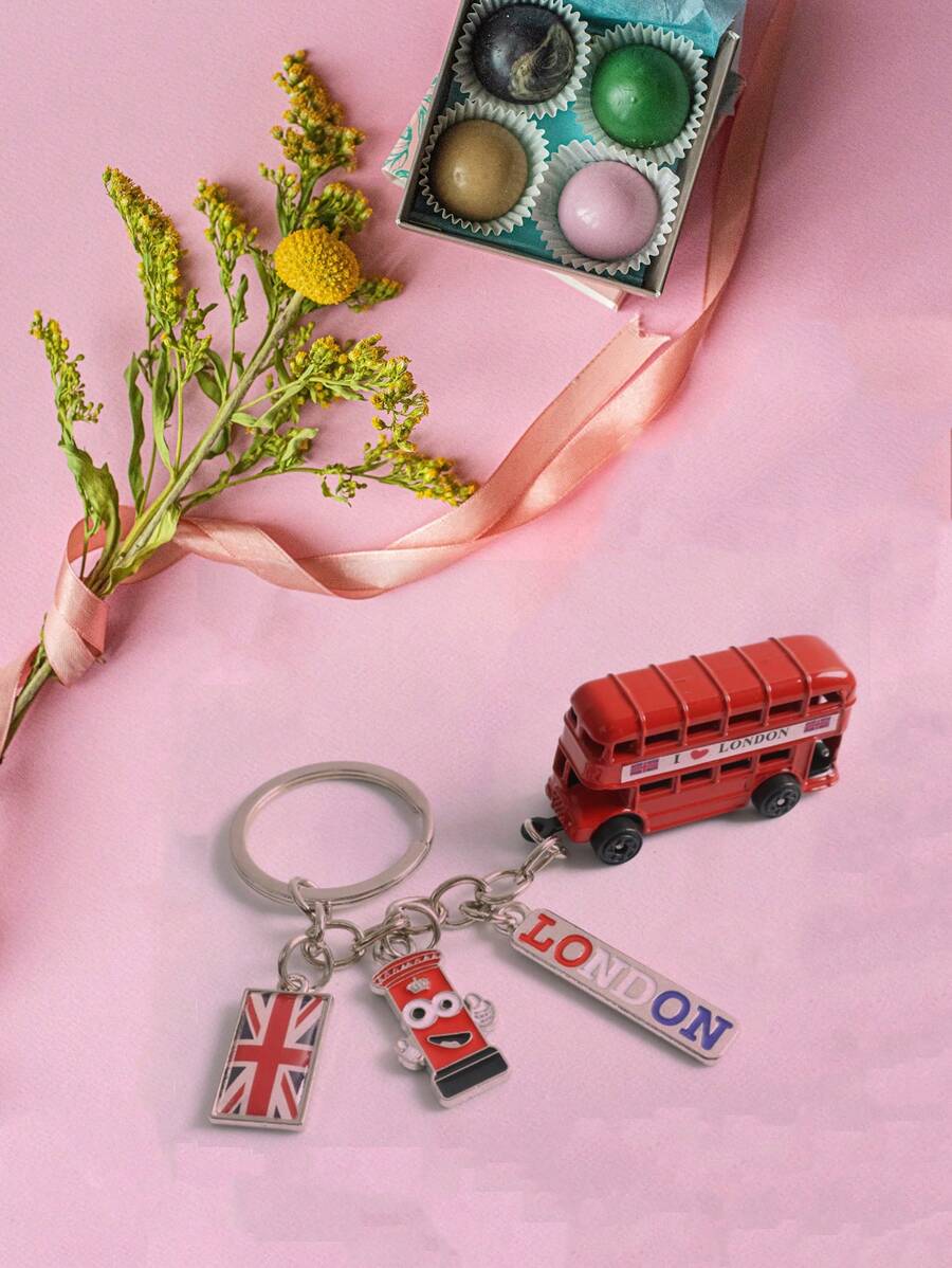 1pc Creative Telephone Booth Keychain, 3D London Bus Pendant, Red Double Decker Bus Charm, Suitable As Backpack Ornament, Decoration, Gift, Travel Souvenir
