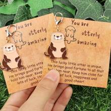 Süßer Fischotter Schlüsselanhänger mit Geschenkkarte - Niedlicher Tier Anhänger Charm für Schlüssel, Hundehalsband, Handy & Rucksack - Karabinerverschluss - perfektes Geschenk für Otter Liebhaber, Freunde, Familie Schulrucksack mit Tier Buchstaben