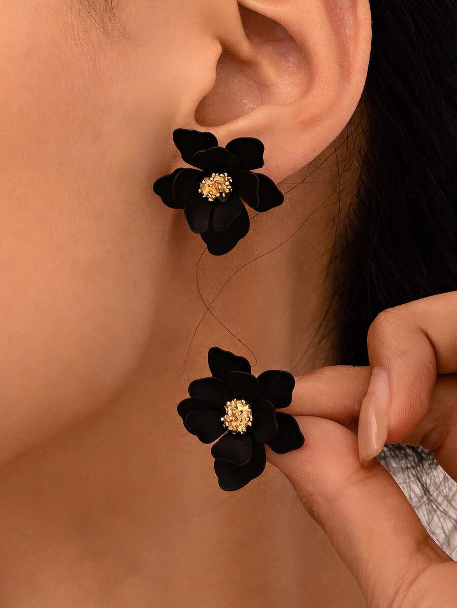1 Pair Fashionable Exquisite Flower Earrings, Elegant High-End Design Ladies Earrings - Black - View 1