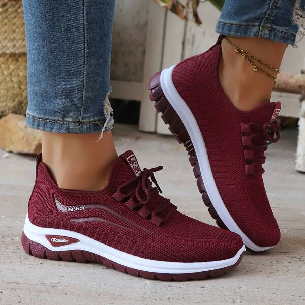 Chaussures de sport légères, polyvalentes et décontractées pour femmes. Chaussures de course à la mode, confortables avec une semelle souple et une surface douce.
