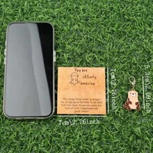 Süßer Fischotter Schlüsselanhänger mit Geschenkkarte - Niedlicher Tier Anhänger Charm für Schlüssel, Hundehalsband, Handy & Rucksack - Karabinerverschluss - perfektes Geschenk für Otter Liebhaber, Freunde, Familie Schulrucksack mit Tier Buchstaben