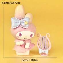 Sanrio Statuina decorativa di Hello Kitty di Sanrio, ornamento per auto, regalo di compleanno, decorazione a forma di gatto KT, decorazione. Giocattolo in confezione cieca, ornamento da scrivania fatto a mano per l'ufficio, ornamento per auto e regalo unico e creativo, in PVC fatto a mano, regalo per festival e compleanni [colore e stile casuali]