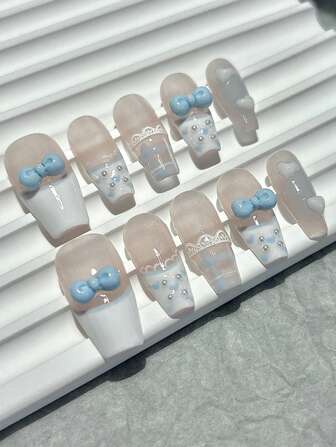 10 件蓝色蕾丝蝴蝶结手工可穿戴指甲甜美性感简约手绘法式美甲可爱蓝色夏季按压指甲棺材指甲美甲用品（1 张果冻贴纸 + 1 个指甲锉）