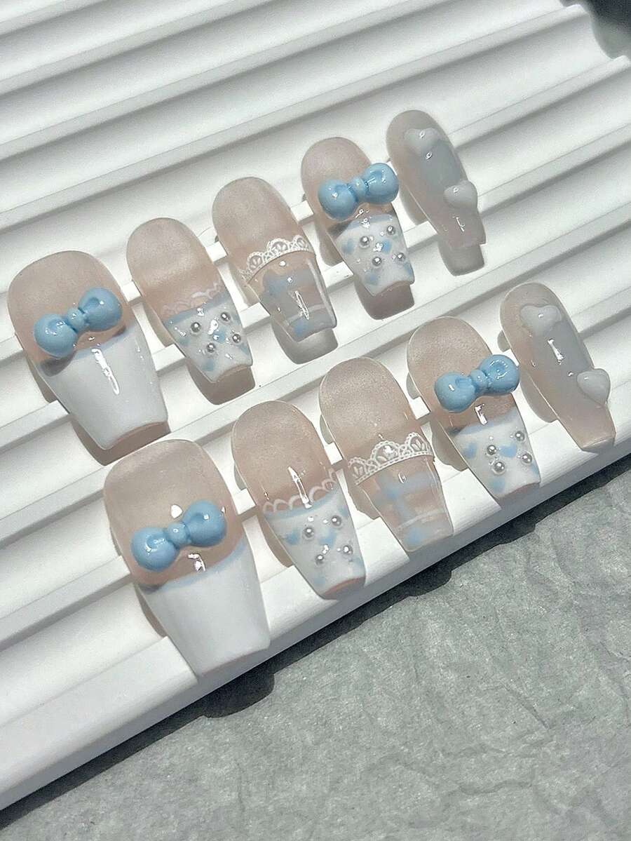 10 件蓝色蕾丝蝴蝶结手工可穿戴指甲甜美性感简约手绘法式美甲可爱蓝色夏季按压指甲棺材指甲美甲用品（1 张果冻贴纸 + 1 个指甲锉） - 藍色 - 查看 1