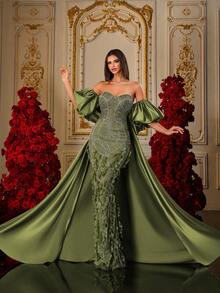 Um Vestido de Gala de Luxo Estilo Tribunal com Capa de Cetim, Manga Bufante, Bordado 3D com Contas em Formato de Pétalas e Decote Tomara que Caia na Cor Verde Oliva