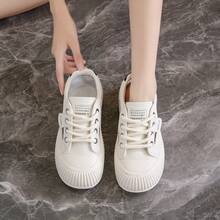 女士白色厚底运动鞋，透气镂空设计，低帮系带鞋，橡胶鞋底，舒适全天穿着，适合日常、休闲、滑板