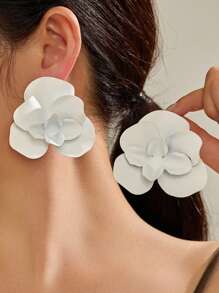 1 paire de boucles d'oreilles cloutées en métal 3D exagérées en forme de fleur, pour femme, usage quotidien, professionnel, voyage, fête