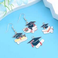Pendentif de casquette de graduation multicolore, breloque/Décorations de chaîne de casquette de doctorat, Accessoires de mode pour femmes avec crochets d'oreille et anneaux fermés, Convient pour bracelets, colliers, boucles d'oreilles, chevilles, porte-clés, chaînes de sac à dos pour le DIY, vacances à la plage, saison de mariage, festivals de musique, cadeaux d'anniversaire, décorations de bijoux