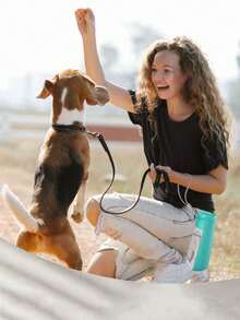 1个550毫升可折叠轻便塑料宠物水瓶，浅蓝色，便携式旅行水碗，适合狗狗，可用于露营、散步和户外活动，宠物用品