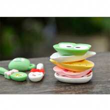 Sanrio 1 set de 3 pièces de la série Sanleo, décorations, tasses en résine DIY, assiettes, cuillères, accessoires pour cheveux, décorations d'étuis de téléphone portable, forme unique, premier choix pour les cadeaux, jeu riche, convient pour Noël, la Saint-Valentin, collection, décoration, etc., le meilleur cadeau pour les femmes.