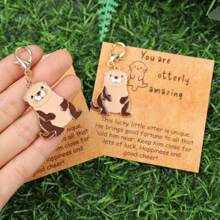 Süßer Fischotter Schlüsselanhänger mit Geschenkkarte - Niedlicher Tier Anhänger Charm für Schlüssel, Hundehalsband, Handy & Rucksack - Karabinerverschluss - perfektes Geschenk für Otter Liebhaber, Freunde, Familie Schulrucksack mit Tier Buchstaben