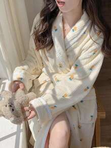 1 Stück süßer, langer Flanell-Bademantel-Pyjama mit Karotten-Muster. Es ist ein ausgewähltes kältebeständiges Hauskleid, das verstärkt, warm, bequem und weich ist, geeignet für Damen als Schlafmantel für den täglichen Gebrauch zu Hause im Herbst und Winter.