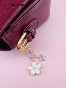 HAILIAN Un porte-clés léger et élégant en forme de fleur de cerisier en alliage, accompagné d'un petit accessoire de sac en forme de fleur à six pétales. Accessoires de voyage convenant aux pendentifs de sac, porte-clés de voiture, anniversaires de couples et cadeaux de fête