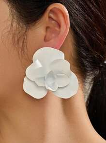 1 paire de boucles d'oreilles cloutées en métal 3D exagérées en forme de fleur, pour femme, usage quotidien, professionnel, voyage, fête