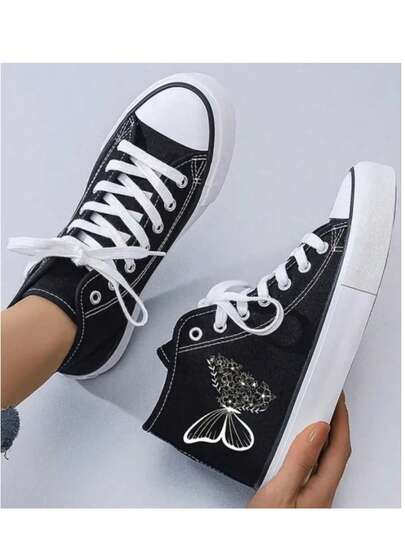 Este par de botas cortas de moda tiene un estilo clásico, limpio y de moda. Suela sintética, botas de tobillo altas y gruesas de moda, estilo juvenil. Diseño: el material de eco liso su corte agregan un sentido de diseño moderno y elegante a los zapatos, mostrando un estilo de alta calidad. Comodidad: el material interior está hecho de tela cómoda y la plantilla está hecha de material de esponja, lo que proporciona un soporte suave y una experiencia de uso cómoda para los pies.Al mismo tiempo, el diseño de cremallera en la cintura interior es conveniente para poner encendido y despegue. HECHO EN MEXICO Practicidad: tiene una suela antideslizante y resistente al desgaste, y un talón grueso y estable proporciona un buen agarre y estabilidad. Es adecuado para varias ocasiones, incluidos los desplazamientos, el ocio y el trabajo.